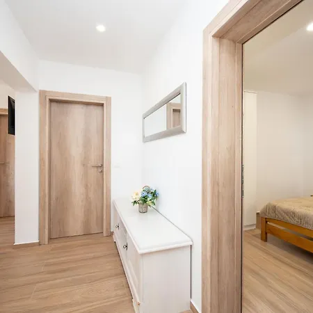 With Parking Space - 25505 זאדאר